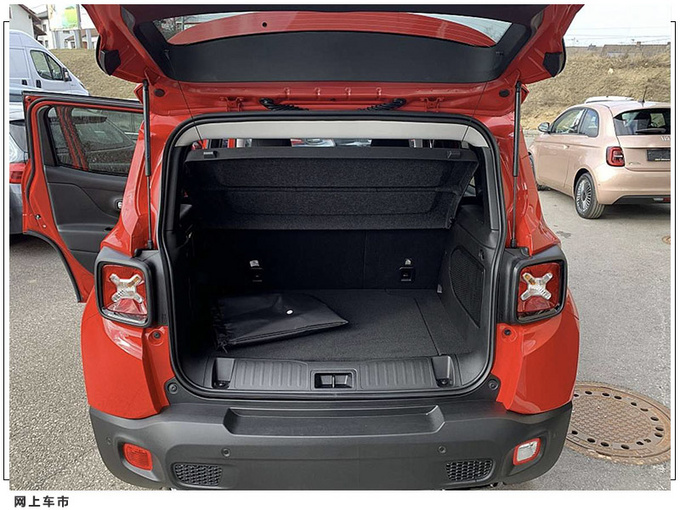 Jeep自由侠实拍曝光搭1.3T插混/配熏黑外观套件-图8