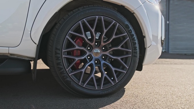 560马力的丰田海拉克斯搭载AMG 6.2升V8动力-图7