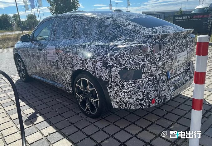 宝马全新SUV发布时间确认停售燃油车型/内饰翻新-图3