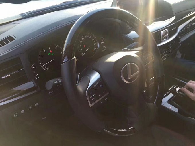 18款雷克萨斯LX570 中东S运动限量版现车-图5