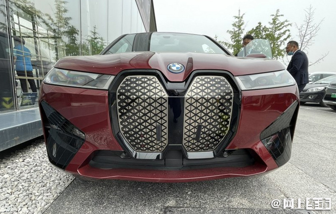 宝马iX国内到店实拍年内上市 预计73万元起售-图1