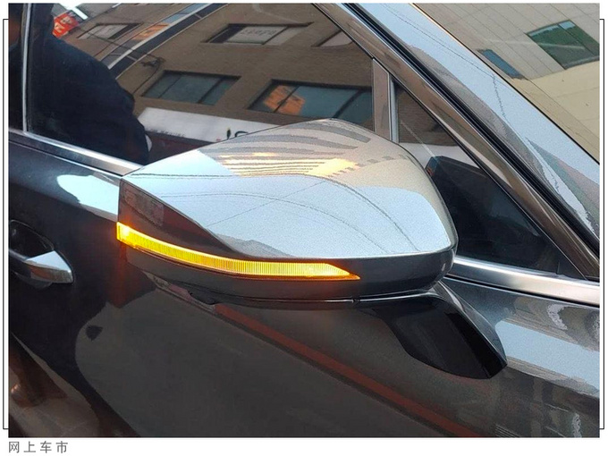 起亚全新K8实车街拍搭2.0T/奔驰E级同款内饰-图3