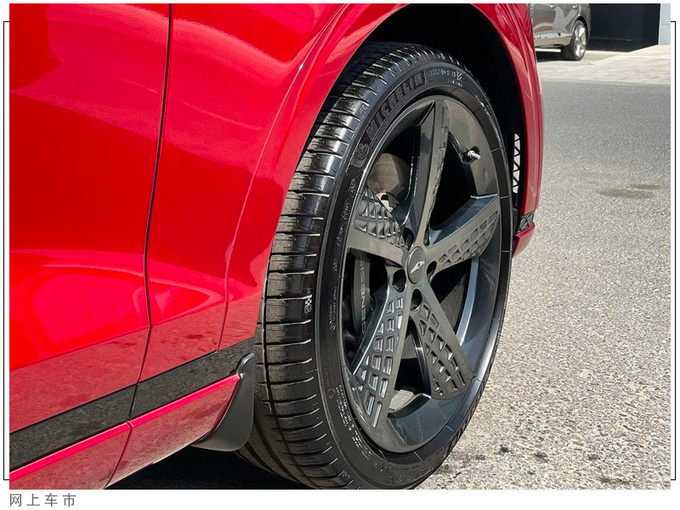 捷尼赛思全新GV70运动版实拍搭3.5T/配三块大屏-图4