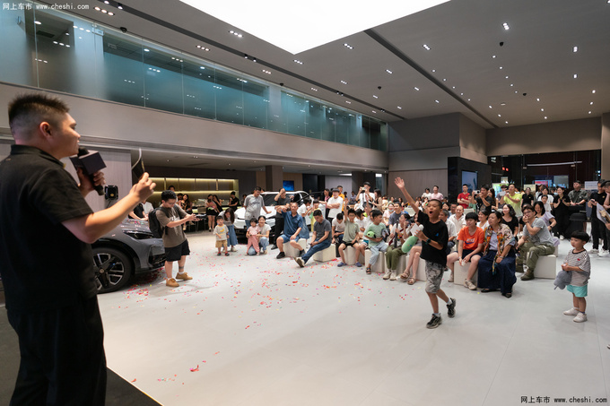 大众首款智能电动轿跑SUV ID. 与众正式上市-图13