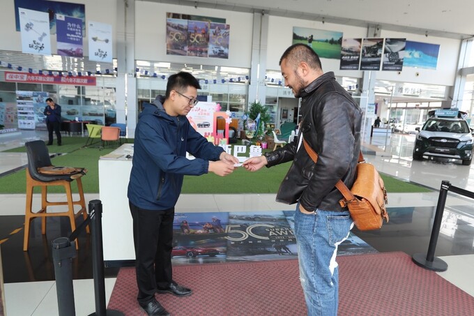 陪朋友去斯巴鲁店看傲虎我不仅被打脸还种草变粉了-图6