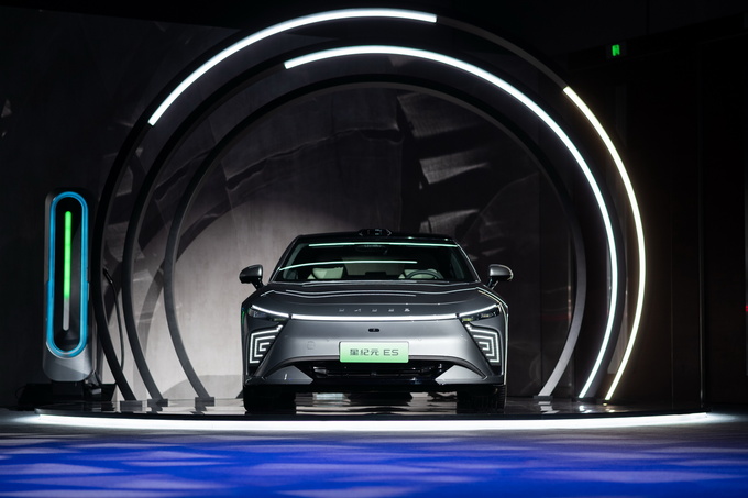 最高续航905km 3.7s破百 标配空气悬架 星纪元ES比预售降2万上市-图1