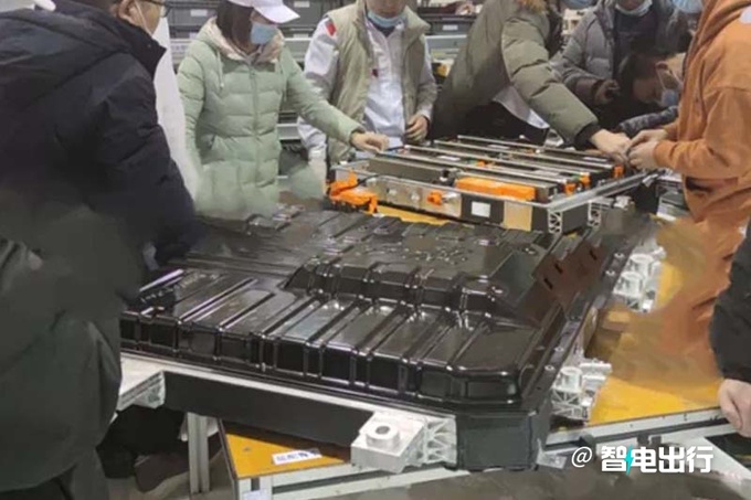 红旗新HQ9实车曝光年内量产 搭电池包-油耗大降-图13