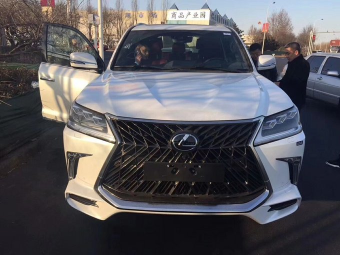 18款雷克萨斯LX570 中东S运动限量版现车-图2