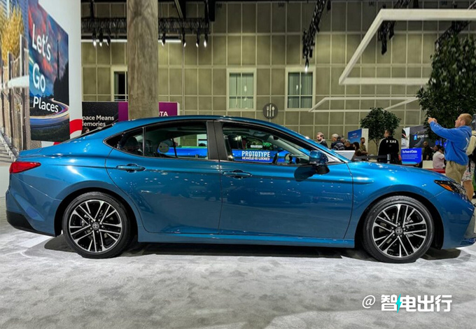 丰田全新一代凯美瑞实拍国内减配四驱/停售燃油版-图4