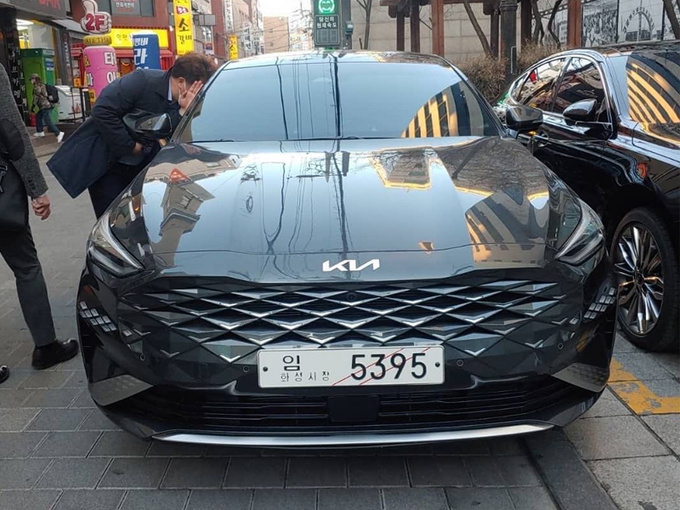 起亚全新K8实车街拍搭2.0T/奔驰E级同款内饰-图1