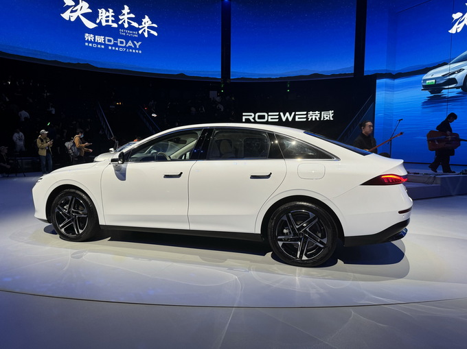 榮威D7:純電-搭最薄電池 超級(jí)混動(dòng)-續(xù)航1400km B級(jí)車才賣12萬多-圖21