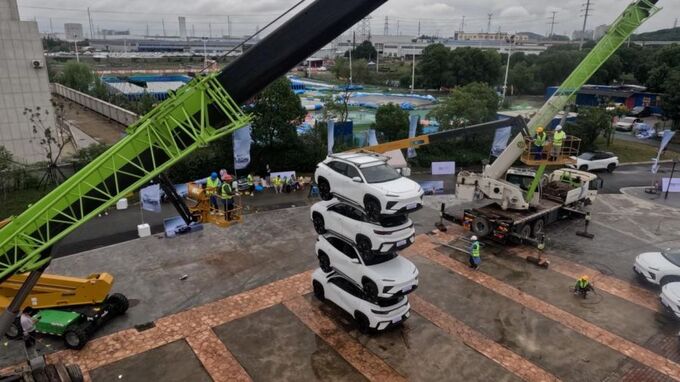 遥遥领先的安全奇瑞舒享家7车叠罗汉创造新世界纪录-图3