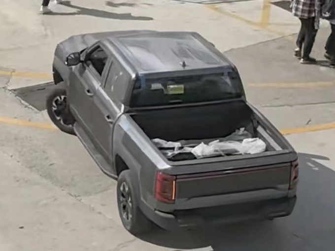 比亞迪皮卡實拍曝光撞臉福特F-150閃電這價格你滿意嗎-圖2