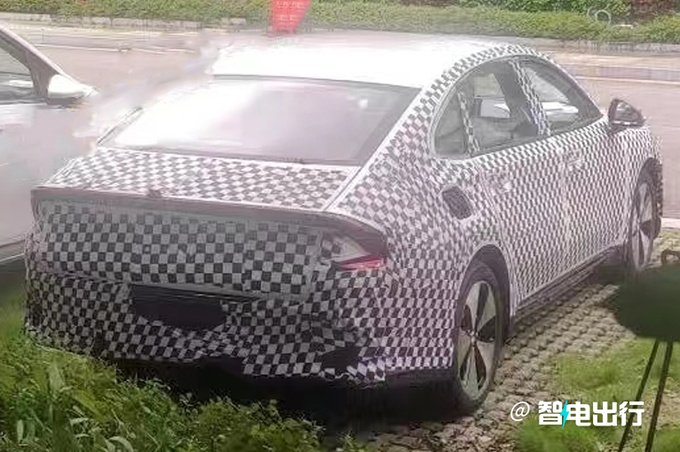 五菱全新轿车曝光 换壳宝骏RC-5 首发混动发动机-图4