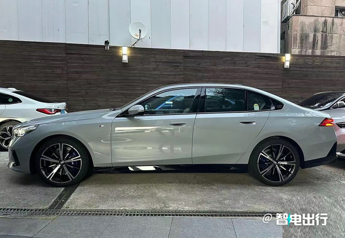 宝马全新5系实车街拍下月国产开售/比奔驰E级好看-图2