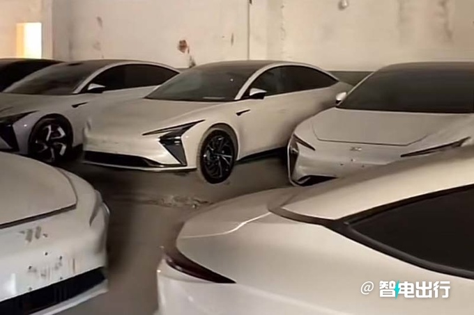 上汽智己L7特价车团购优惠12万只卖24.88万起-图3