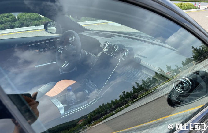 北京奔驰全新C级街拍 尺寸加长超宝马3系 9月上市-图6