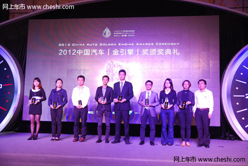 网易汽车事业部副总经理程李与获奖单位代表合影