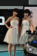 成都车展可爱美女车模 