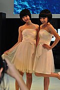 成都车展可爱美女车模 