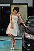 成都车展可爱美女车模 