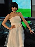 美女车模