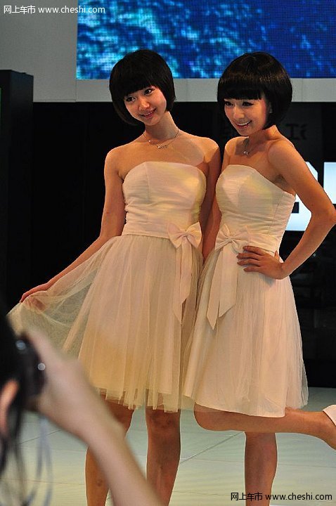 成都车展可爱美女车模 
