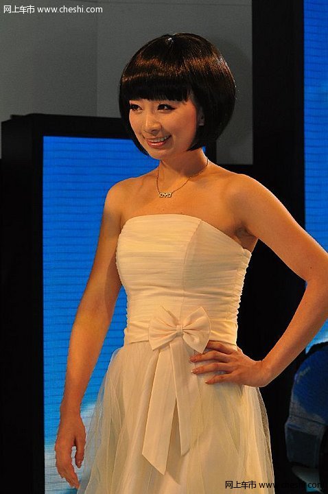 成都车展可爱美女车模 