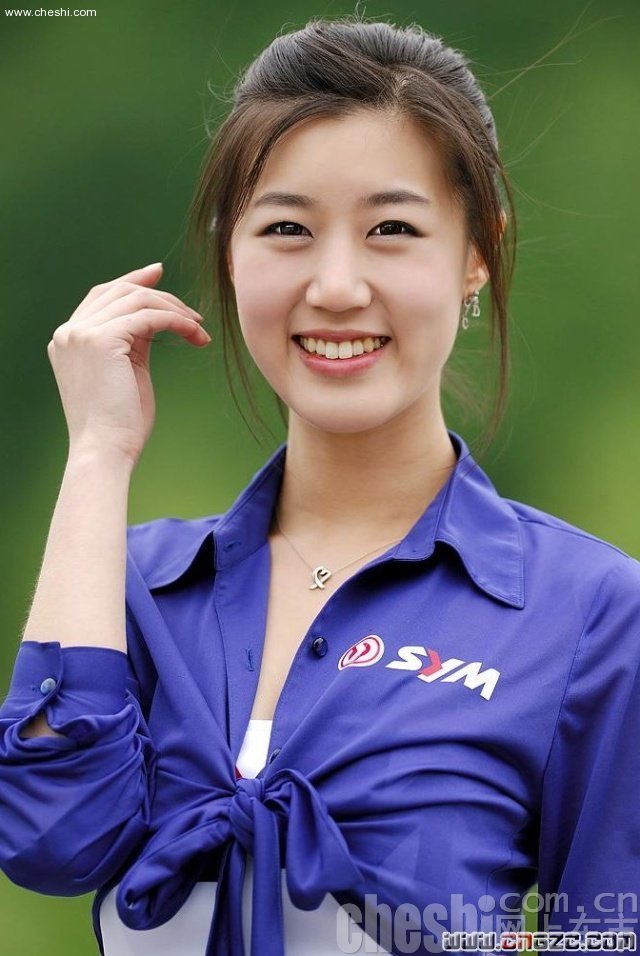 韩国粉嫩美女车模大摆S身姿