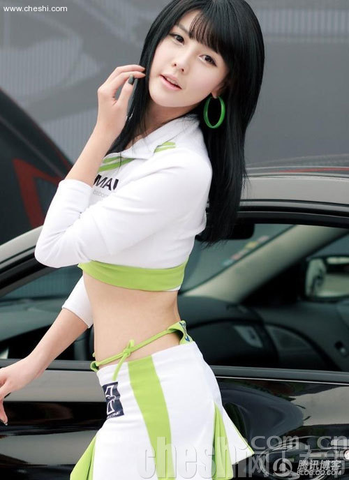 清纯车模李智友赛道风情