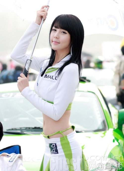清纯车模李智友赛道风情