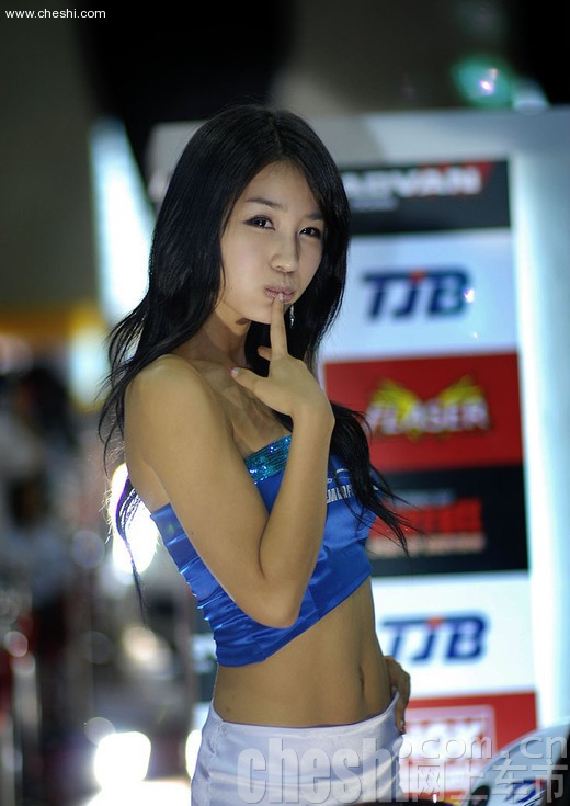 喜欢搞怪的美女车模