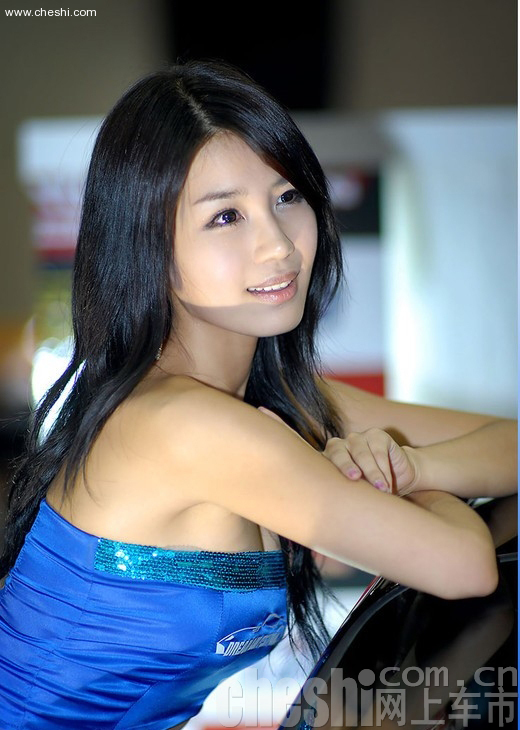喜欢搞怪的美女车模