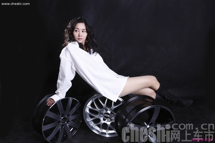 大尺码美女车模时尚写真