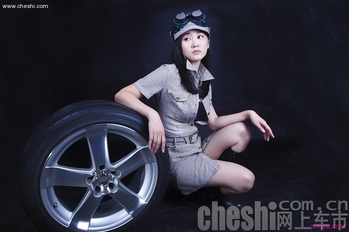 大尺码美女车模时尚写真