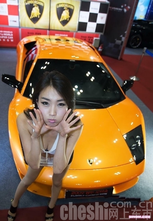 抢眼车模搞怪可爱POSE写真