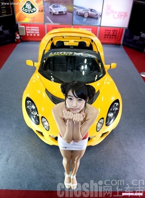 抢眼车模搞怪可爱POSE写真
