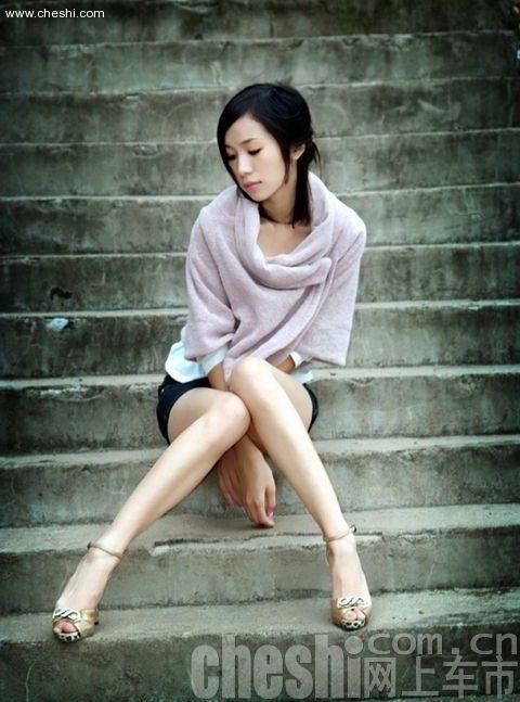 迷人的汽车可人女郎