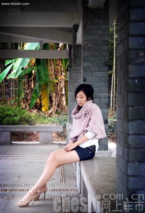 迷人的汽车可人女郎
