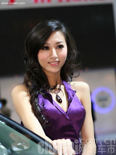 甜美车模香肩诱惑