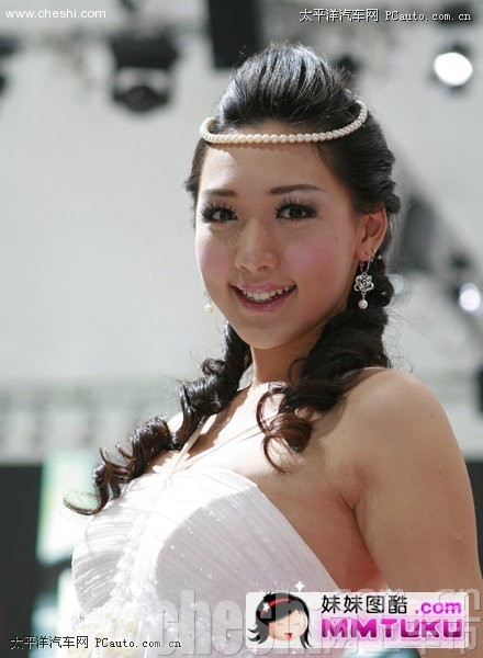 甜美公主笑容灿烂