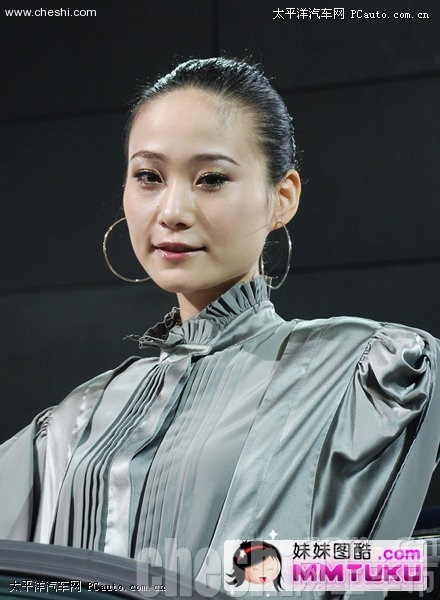 衣饰冷峻美色难掩