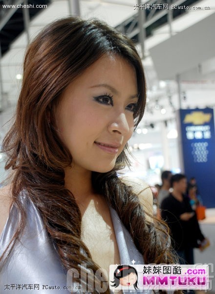 银装美女笑颜尽展