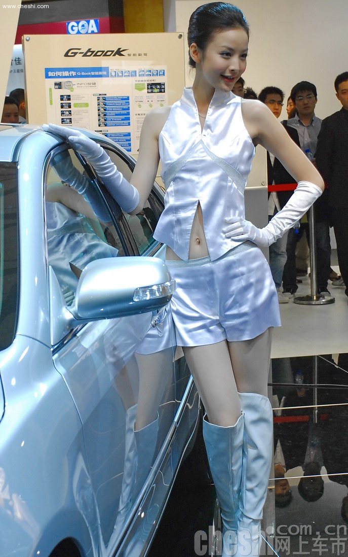 白衣的丰田车模