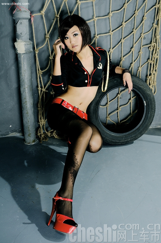 黑丝女警车模