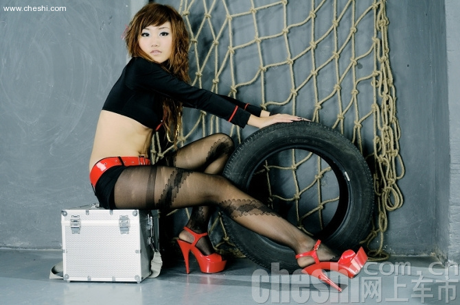 黑丝女警车模