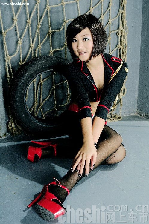 黑丝女警车模