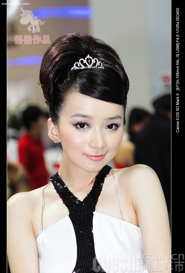 2009年济南车展俏皮可爱的丰田车模