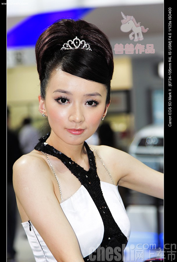 2009年济南车展俏皮可爱的丰田车模