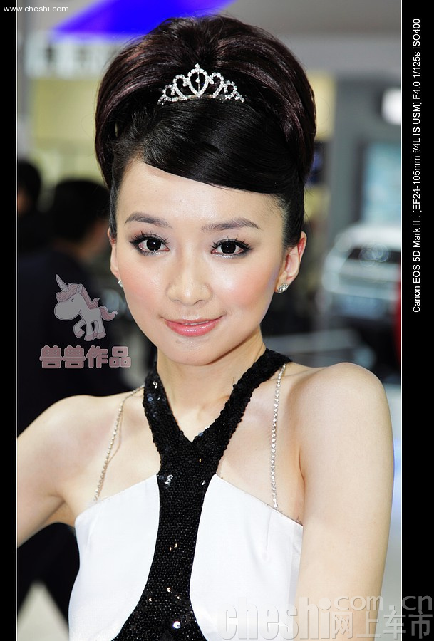 2009年济南车展俏皮可爱的丰田车模